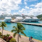 Varios cruceros de pasajeros atracados en un puerto del Caribe