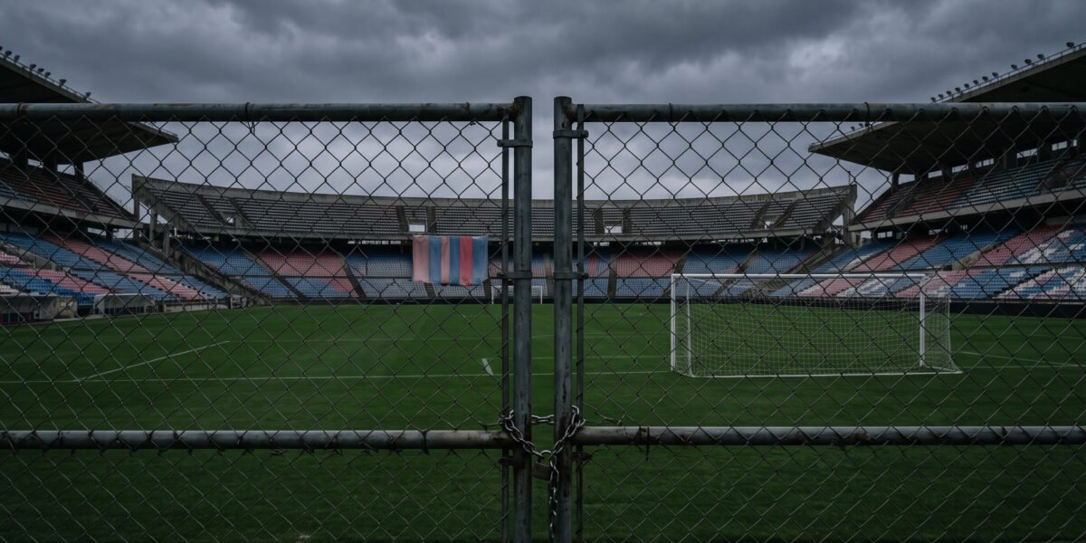 Estadio vacío con valla de seguridad