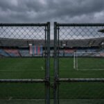 Estadio vacío con valla de seguridad