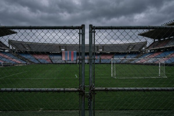 Estadio vacío con valla de seguridad