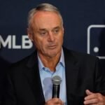 Grandes Ligas cierra su temporada regular con dos plazas aún en juego El comisionado de las Grandes Ligas, Rob Manfred, habla con un micrófono en una rueda de prensa ante el logo de MLB