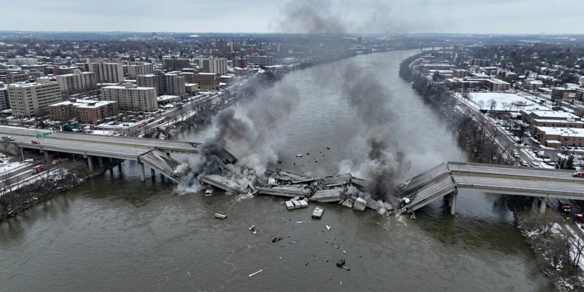 Rusia destruye puentes clave en Kiev y deja la capital dividida tras ataques masivos