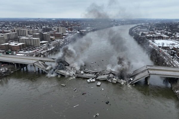 Rusia destruye puentes clave en Kiev y deja la capital dividida tras ataques masivos