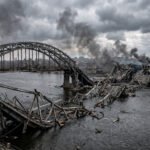 Escalada rusa en Ucrania: Bombardeos destruyen el estratégico Puente del Norte en Kiev Conceptual de puente urbano destruido y humeante