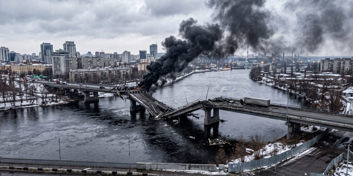 Rusia bombardea puentes en Kiev