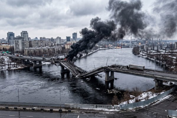 Rusia bombardea puentes en Kiev