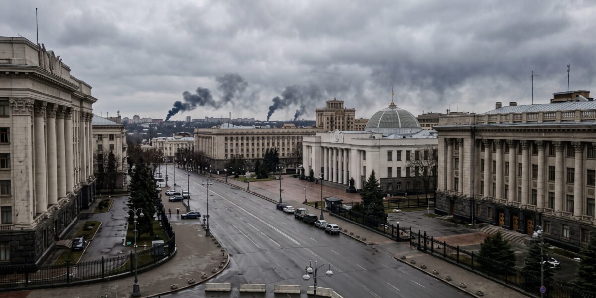 Imagen conceptual de Kiev bajo alerta con humo en el horizonte