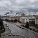 Imagen conceptual de Kiev bajo alerta con humo en el horizonte