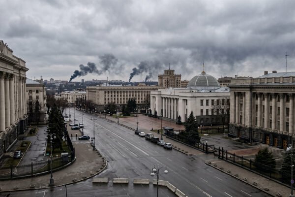 Imagen conceptual de Kiev bajo alerta con humo en el horizonte