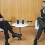 Pedro Sánchez se reúne en Barcelona con el primer ministro de Groenlandia Pedro Sánchez y el primer ministro de Groenlandia, Jens-Frederik Nielsen, conversan sentados en dos butacas blancas separadas por una mesa baja