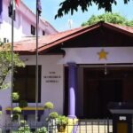 Fachada de la casa nacional del Partido de la Liberación Dominicana con banderas moradas