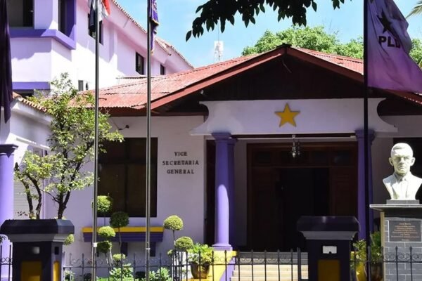 Fachada de la casa nacional del Partido de la Liberación Dominicana con banderas moradas