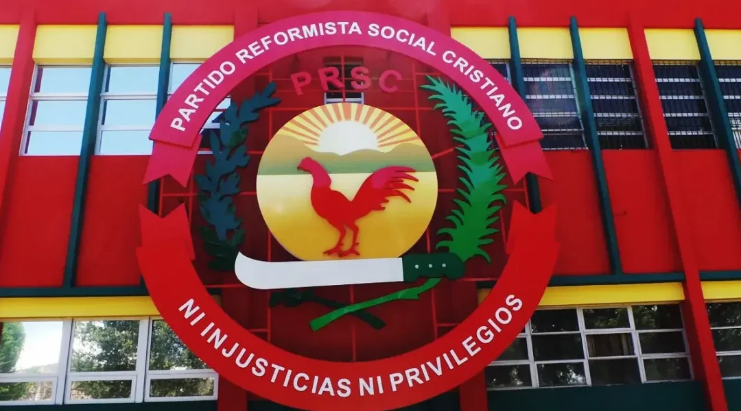 Emblema del Partido Reformista Social Cristiano, con un gallo rojo y el lema Ni injusticias ni privilegios, en una fachada roja
