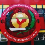 El PRSC reforma sus estatutos y elige su nueva dirección este sábado Emblema del Partido Reformista Social Cristiano, con un gallo rojo y el lema Ni injusticias ni privilegios, en una fachada roja