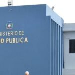 Colegio Médico convoca un paro nacional de 24 horas para el 13 de octubre Fachada azul de la sede del Ministerio de Salud Pública en Santo Domingo