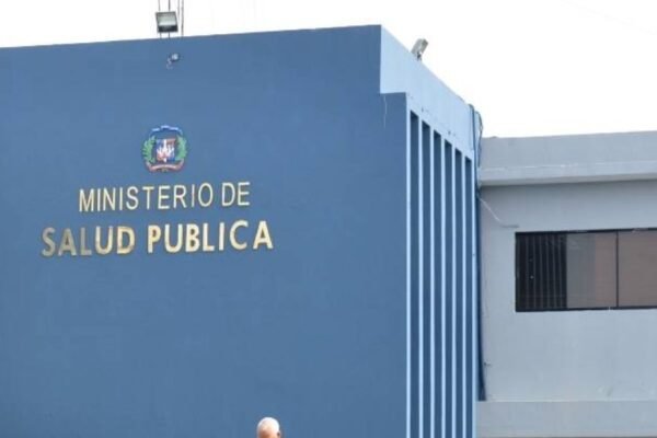 Fachada azul de la sede del Ministerio de Salud Pública en Santo Domingo