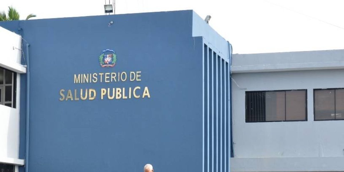 Fachada azul de la sede del Ministerio de Salud Pública en Santo Domingo