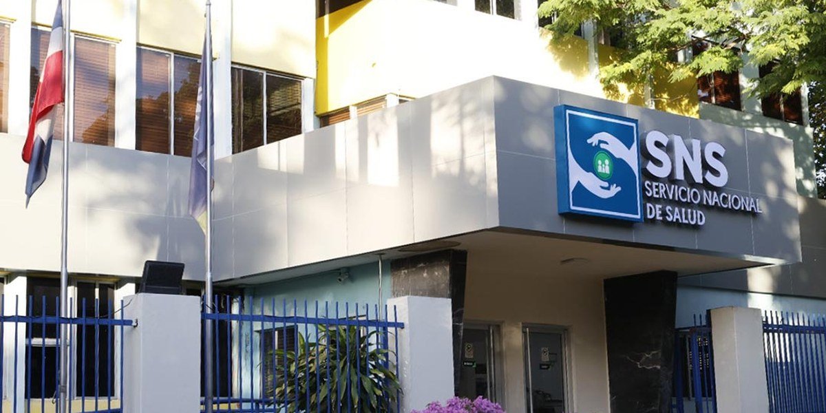 Fachada de la sede del Servicio Nacional de Salud en Santo Domingo
