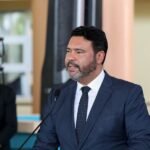 El senador Rafael Barón Duluc habla desde un podio