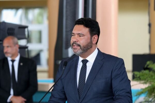 El senador Rafael Barón Duluc habla desde un podio