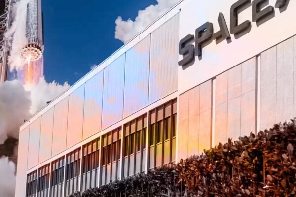 Montaje con la fachada de un edificio de SpaceX y el despegue de un cohete al fondo