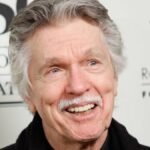 Muere el actor Tom Skerritt, de «Alien» y «Top Gun», a los 93 años Tom Skerritt, de cabello y bigote canosos, sonríe ante un panel con letras de un acto público