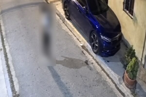 Imagen de una cámara de vigilancia de una calle de noche, con las personas difuminadas para proteger a menores