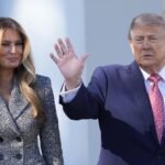 Donald Trump saluda con la mano junto a Melania Trump, al aire libre frente a un edificio de columnas blancas