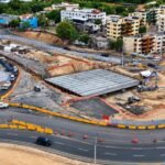 Vista aérea de los trabajos viales en la avenida República de Colombia, con desvíos señalizados y estructura en construcción