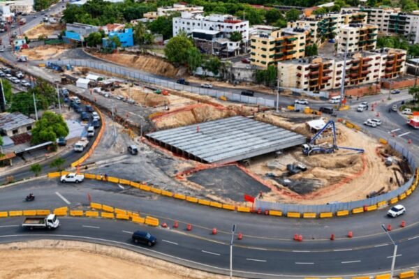 Vista aérea de los trabajos viales en la avenida República de Colombia, con desvíos señalizados y estructura en construcción