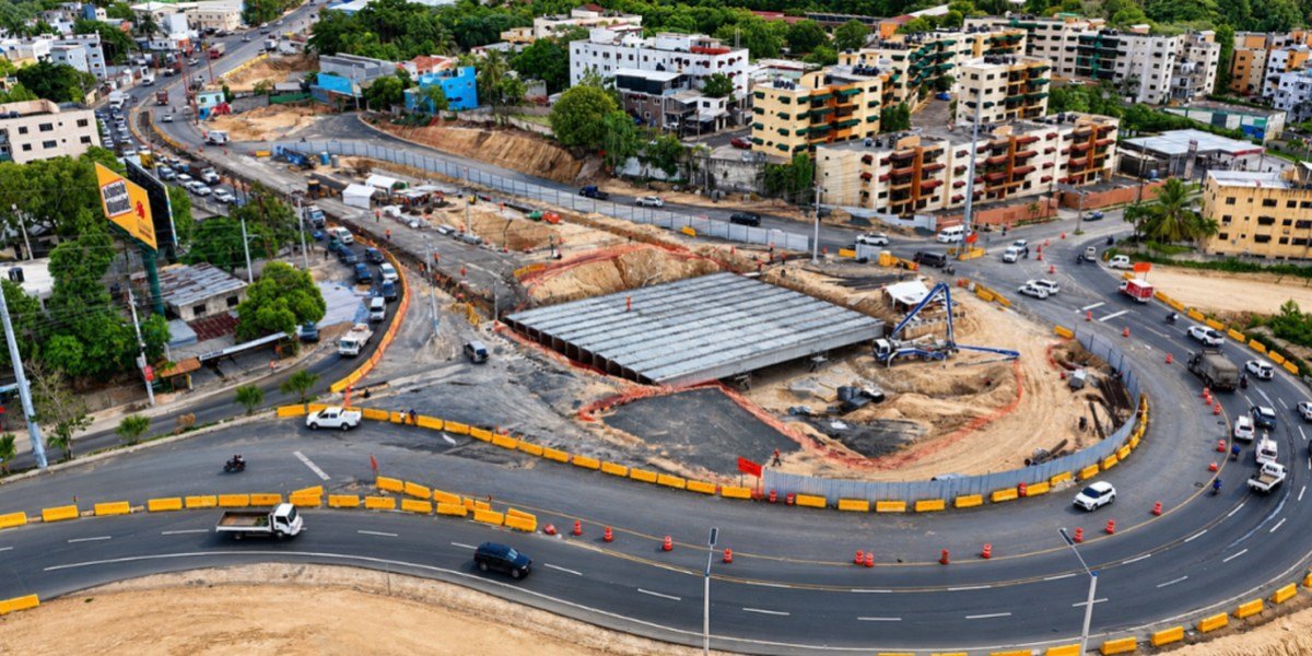 Vista aérea de los trabajos viales en la avenida República de Colombia, con desvíos señalizados y estructura en construcción