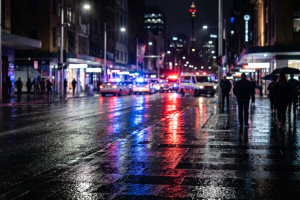 Vehículo arrolla a multitud en Australia; hay al menos 10 heridos