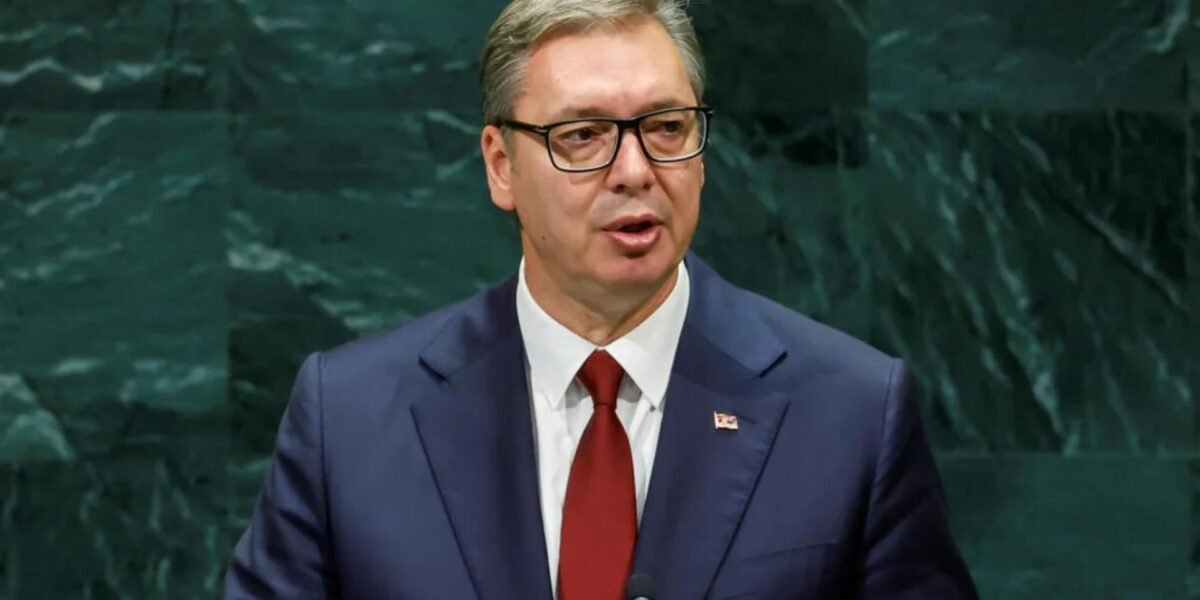 Aleksandar Vučić, con traje azul y corbata roja, habla en la tribuna de mármol verde de la Asamblea General de la ONU