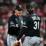 Jugadores de los Medias Blancas de Chicago, entre ellos el relevista Taylor con el número 31, celebran en el terreno