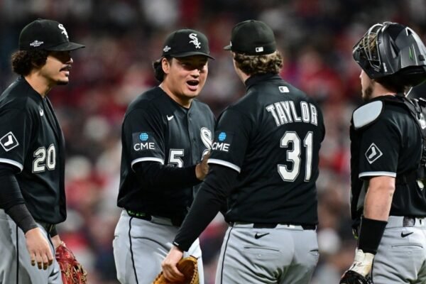 Jugadores de los Medias Blancas de Chicago, entre ellos el relevista Taylor con el número 31, celebran en el terreno