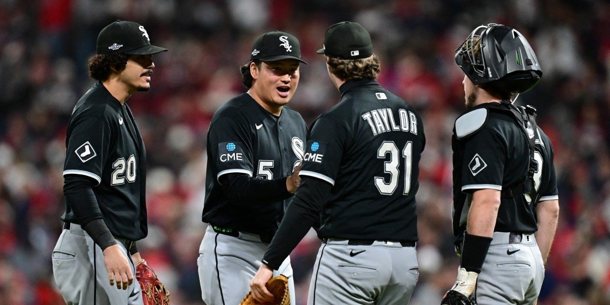 Jugadores de los Medias Blancas de Chicago, entre ellos el relevista Taylor con el número 31, celebran en el terreno