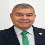 Venezuela designa a un exministro de Maduro como cónsul general en RD Wilmer Barrientos, de traje oscuro y corbata verde, sonríe en una sala de paredes blancas