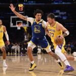 Curry y Green respaldan a Yaxel Lendeborg tras su choque con Doncic Un jugador de los Warriors defiende a un jugador de los Lakers con el número 77, que bota el balón en una cancha de la NBA